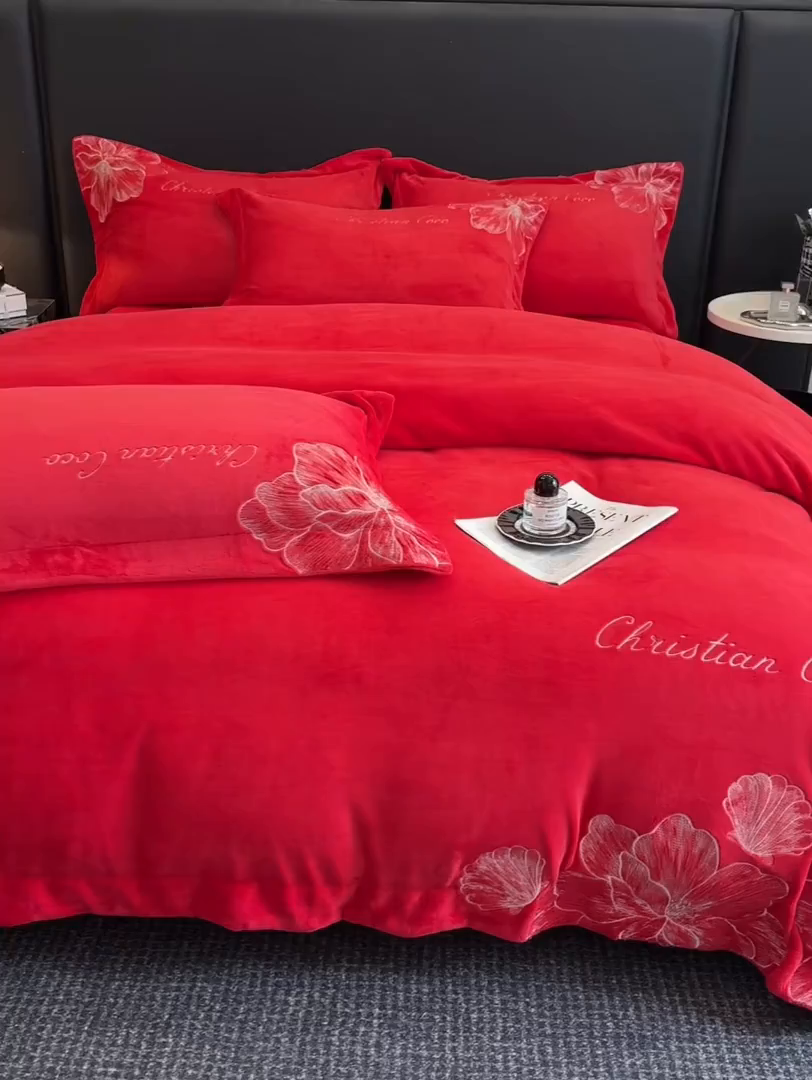 91家纺网 家纺一手货源 找家纺 置顶家纺 2025新款轻奢刺绣牛奶绒四件套-COCO小姐系列 COCO小姐牛奶绒-大红