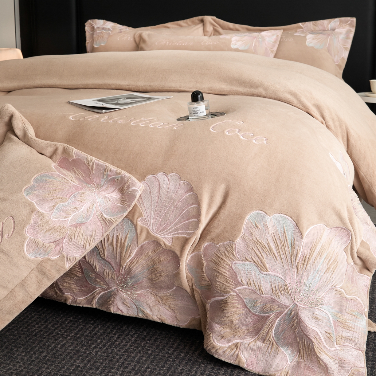 91家纺网 家纺一手货源 找家纺 （总）置顶家纺 2025新款轻奢刺绣牛奶绒四件套-COCO小姐系列