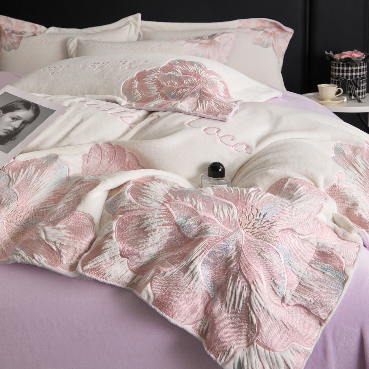 91家纺网 家纺一手货源 找家纺 置顶家纺 2025新款轻奢刺绣牛奶绒四件套-COCO小姐系列 COCO小姐牛奶绒-奶白+香芋紫