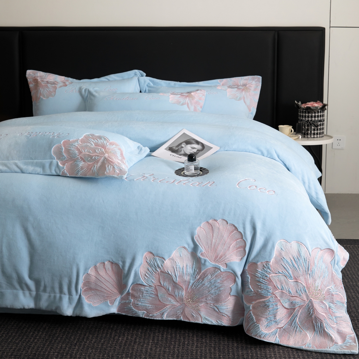 91家纺网 家纺一手货源 找家纺 置顶家纺 2025新款轻奢刺绣牛奶绒四件套-COCO小姐系列 COCO小姐牛奶绒-浅蓝