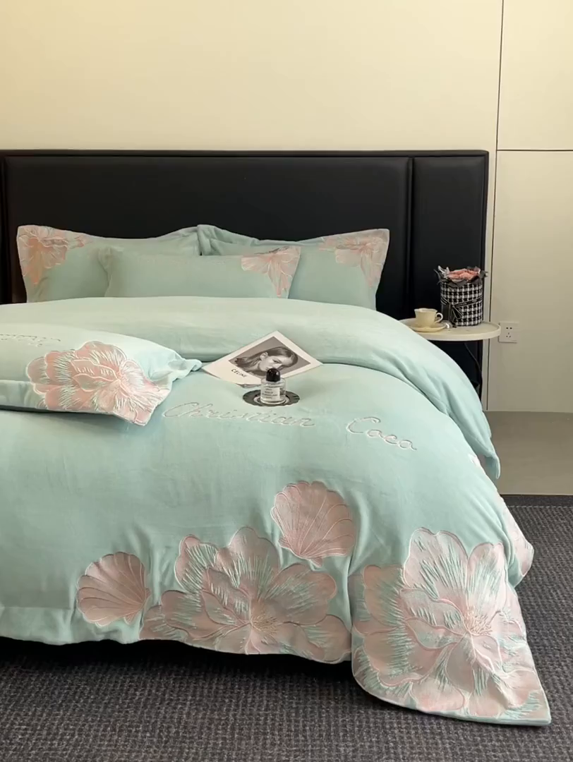 91家纺网 家纺一手货源 找家纺 置顶家纺 2025新款轻奢刺绣牛奶绒四件套-COCO小姐系列 COCO小姐牛奶绒-繁星蓝