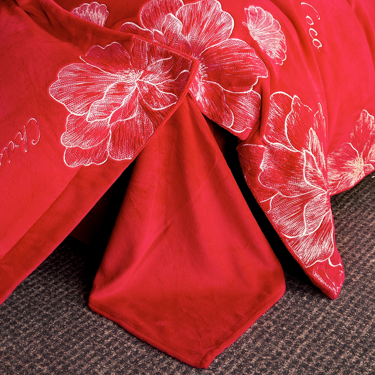 91家纺网 家纺一手货源 找家纺 置顶家纺 2025新款轻奢刺绣牛奶绒四件套-COCO小姐系列 COCO小姐牛奶绒-大红