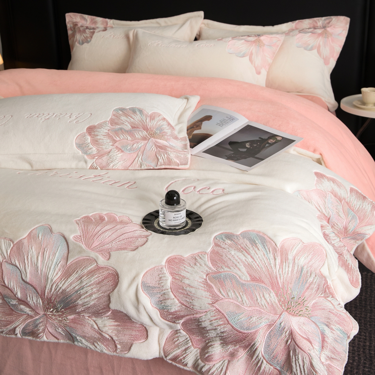 91家纺网 家纺一手货源 找家纺 置顶家纺 2025新款轻奢刺绣牛奶绒四件套-COCO小姐系列 COCO小姐牛奶绒-奶白+粉