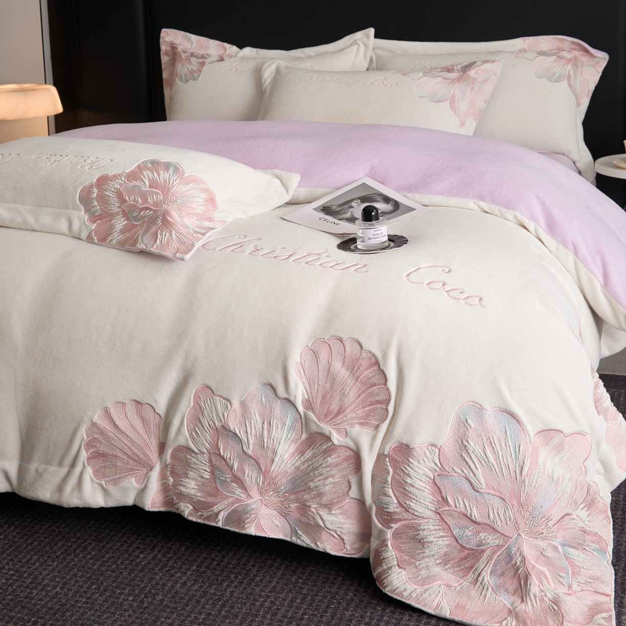 91家纺网 家纺一手货源 找家纺 置顶家纺 2025新款轻奢刺绣牛奶绒四件套-COCO小姐系列 COCO小姐牛奶绒-奶白+香芋紫