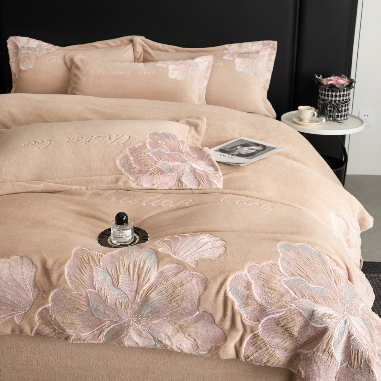 91家纺网 家纺一手货源 找家纺 置顶家纺 2025新款轻奢刺绣牛奶绒四件套-COCO小姐系列 COCO小姐牛奶绒-香槟