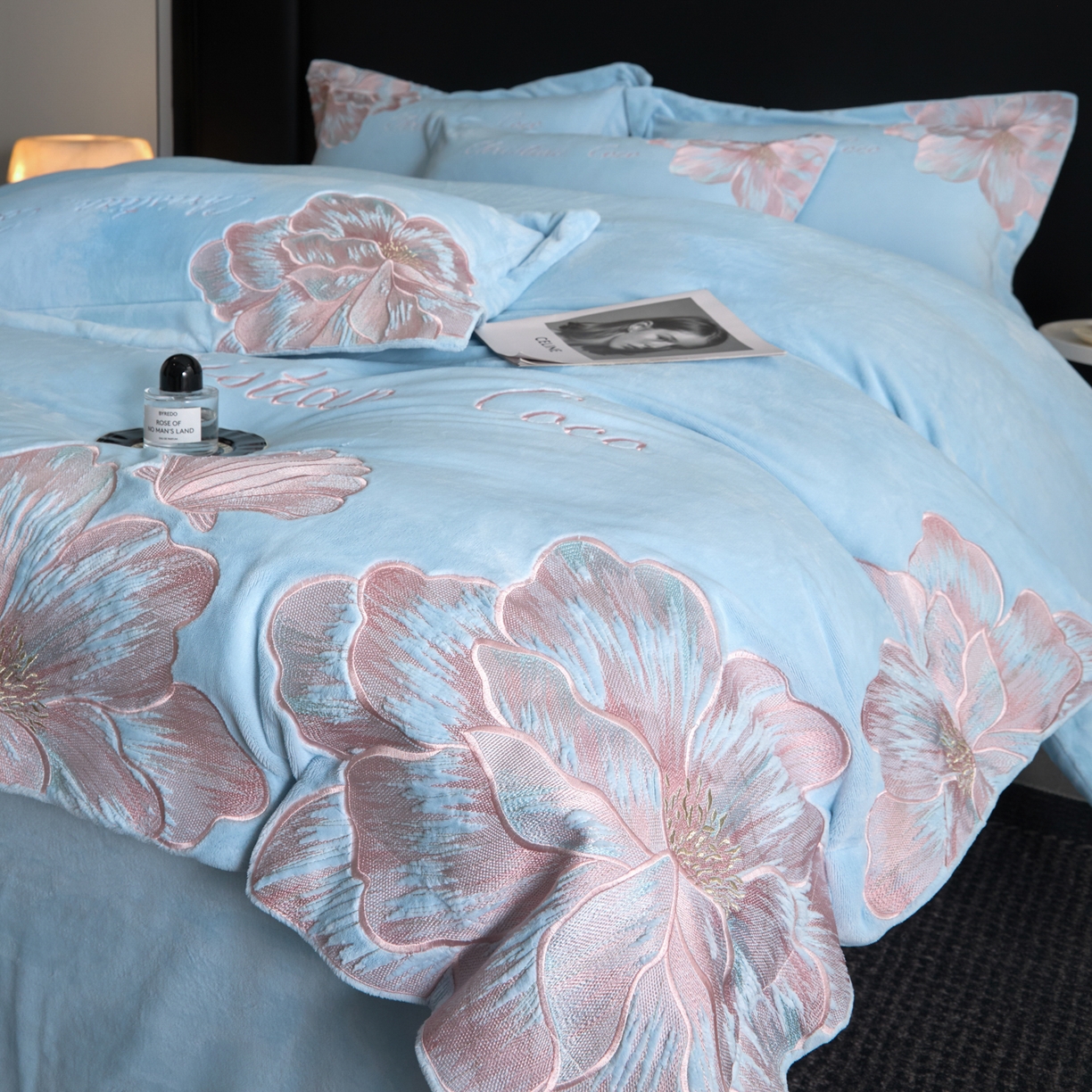 91家纺网 家纺一手货源 找家纺 置顶家纺 2025新款轻奢刺绣牛奶绒四件套-COCO小姐系列 COCO小姐牛奶绒-浅蓝