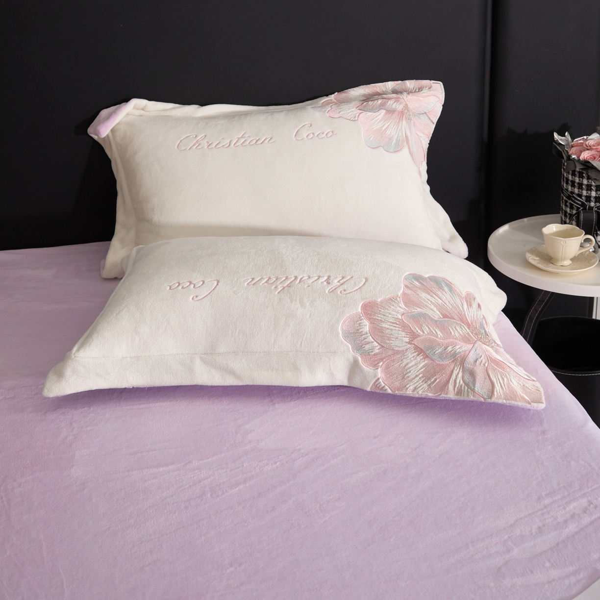 91家纺网 家纺一手货源 找家纺 置顶家纺 2025新款轻奢刺绣牛奶绒四件套-COCO小姐系列 COCO小姐牛奶绒-奶白+香芋紫