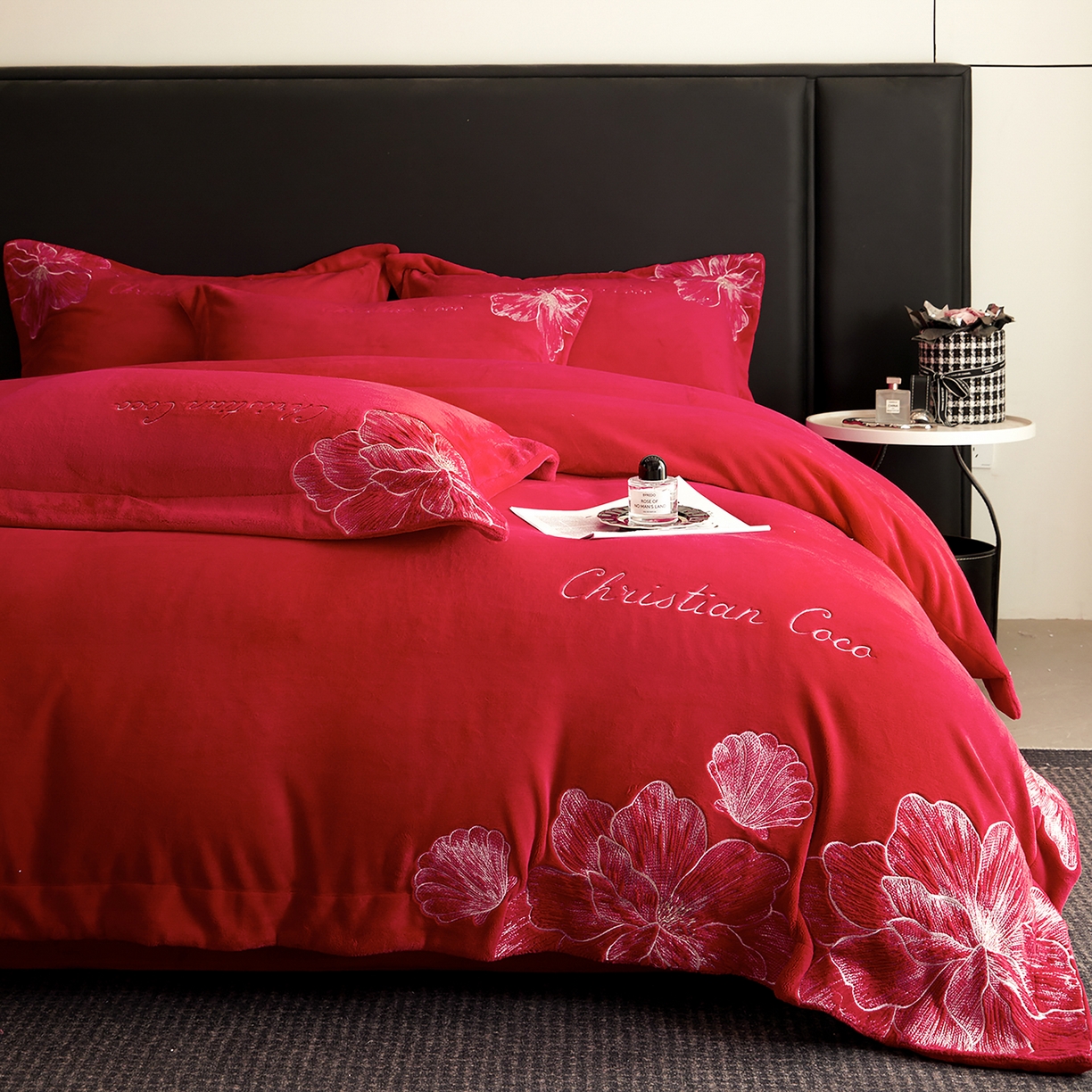 91家纺网 家纺一手货源 找家纺 置顶家纺 2025新款轻奢刺绣牛奶绒四件套-COCO小姐系列 COCO小姐牛奶绒-大红