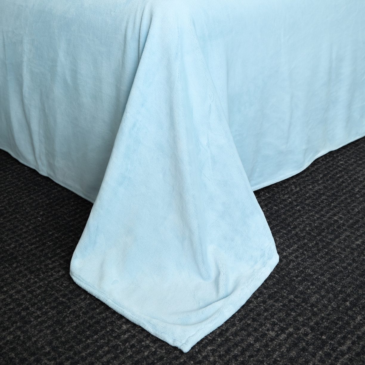 91家纺网 家纺一手货源 找家纺 置顶家纺 2025新款轻奢刺绣牛奶绒四件套-COCO小姐系列 COCO小姐牛奶绒-浅蓝