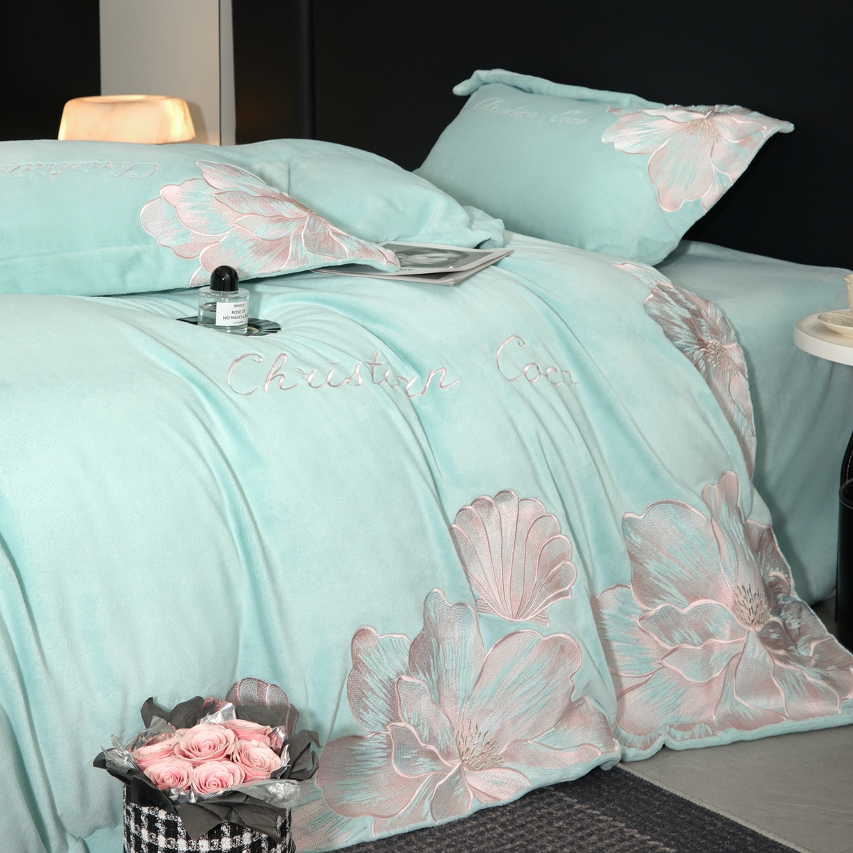 91家纺网 家纺一手货源 找家纺 置顶家纺 2025新款轻奢刺绣牛奶绒四件套-COCO小姐系列 COCO小姐牛奶绒-繁星蓝