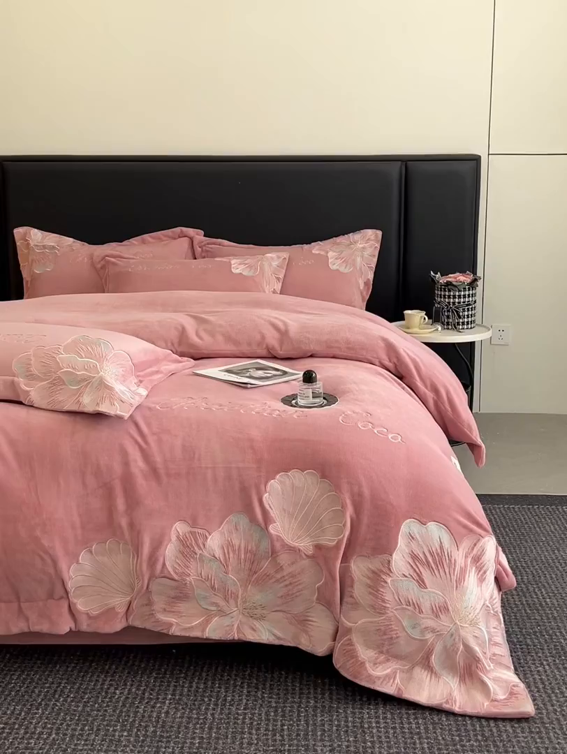 91家纺网 家纺一手货源 找家纺 置顶家纺 2025新款轻奢刺绣牛奶绒四件套-COCO小姐系列 COCO小姐牛奶绒-浅豆沙