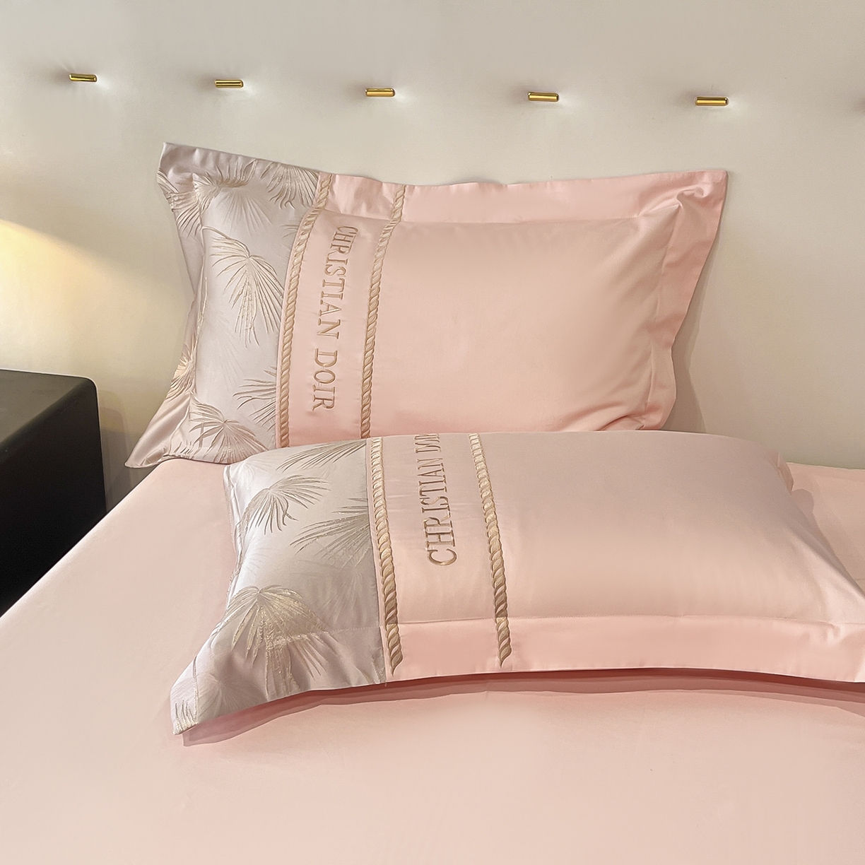 91家纺网 家纺一手货源 找家纺 置顶家纺 2025新款亲肤提花拼接刺绣四件套系列 颜予-玉粉