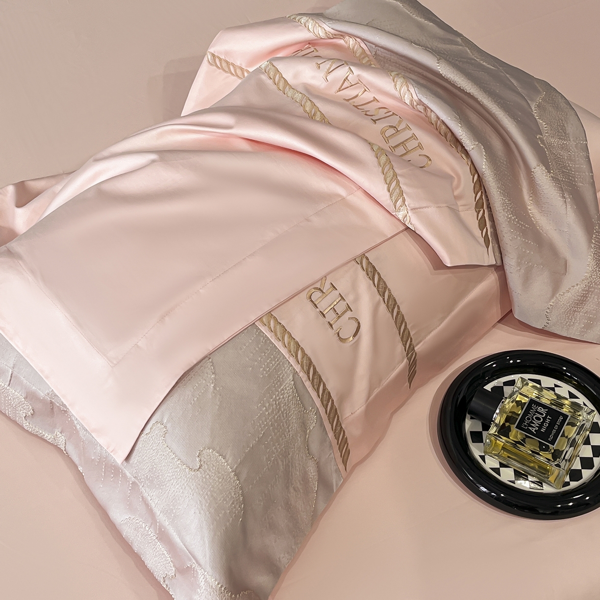 91家纺网 家纺一手货源 找家纺 置顶家纺 2025新款亲肤提花拼接刺绣四件套系列 璞云-粉玉