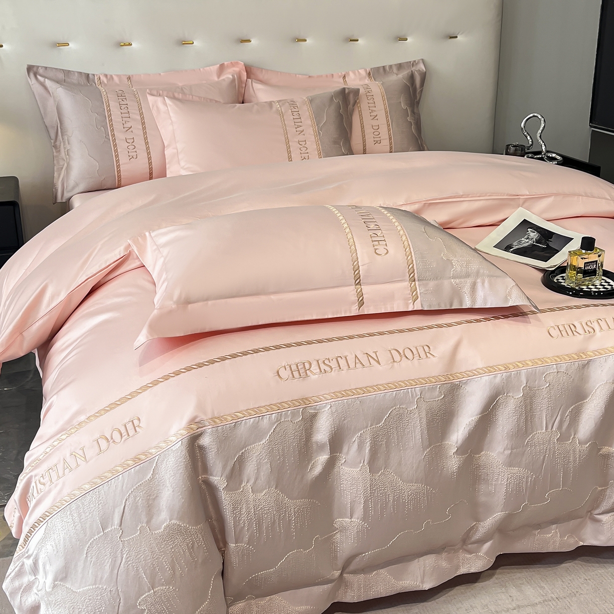 91家纺网 家纺一手货源 找家纺 置顶家纺 2025新款亲肤提花拼接刺绣四件套系列 璞云-粉玉