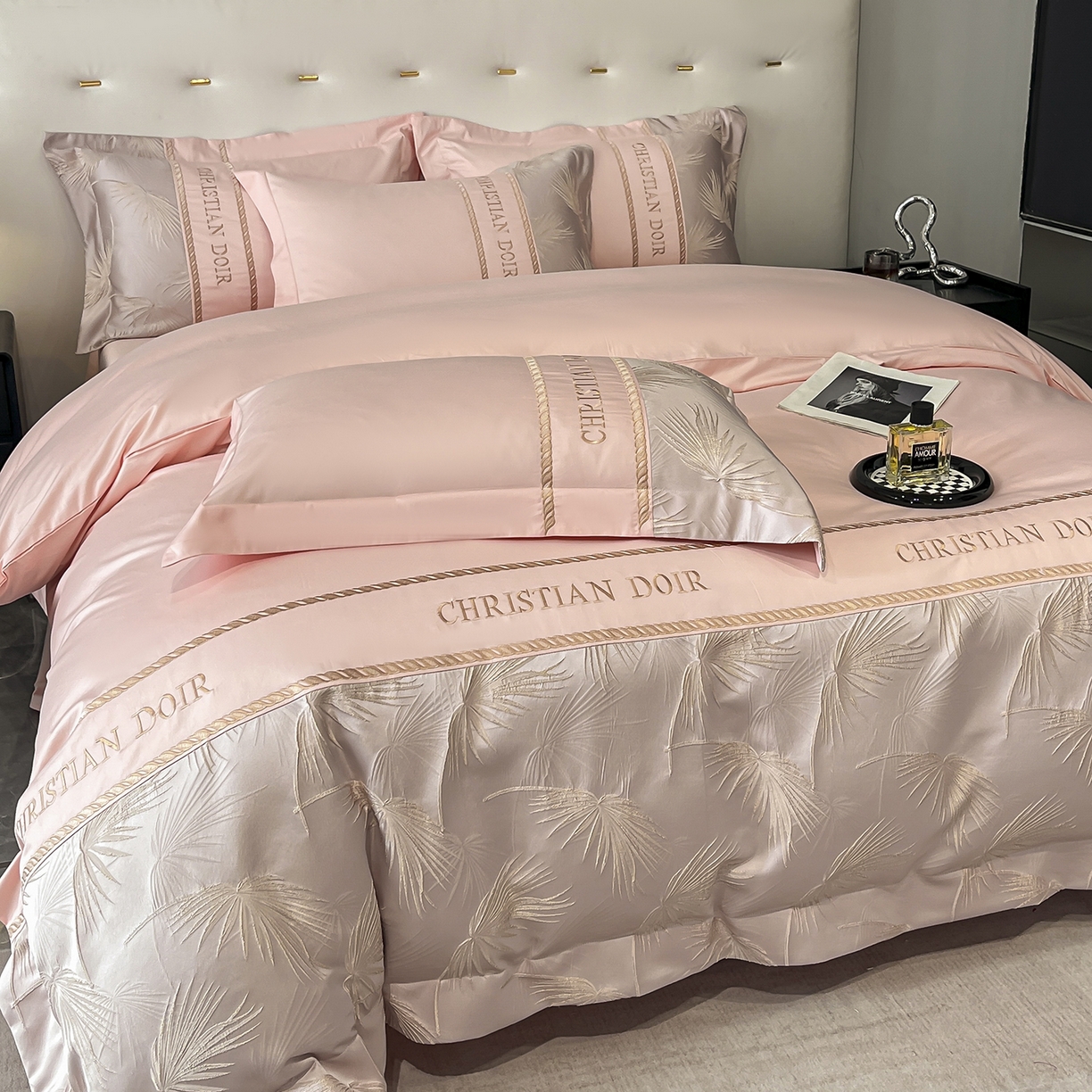 91家纺网 家纺一手货源 找家纺 置顶家纺 2025新款亲肤提花拼接刺绣四件套系列 颜予-玉粉