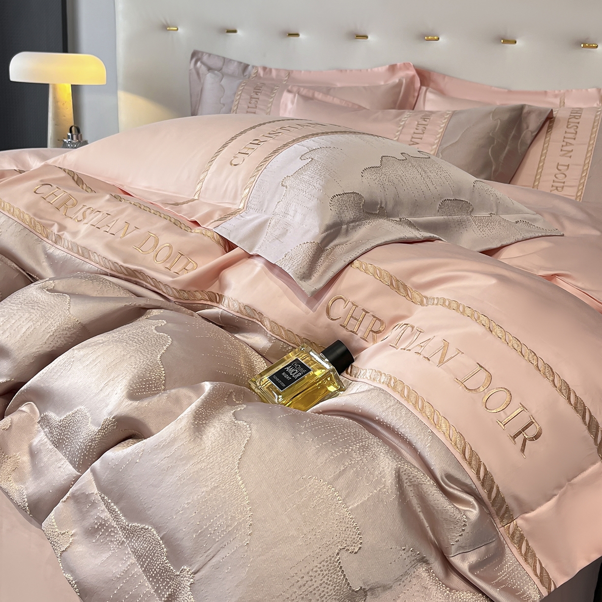 91家纺网 家纺一手货源 找家纺 置顶家纺 2025新款亲肤提花拼接刺绣四件套系列 璞云-粉玉