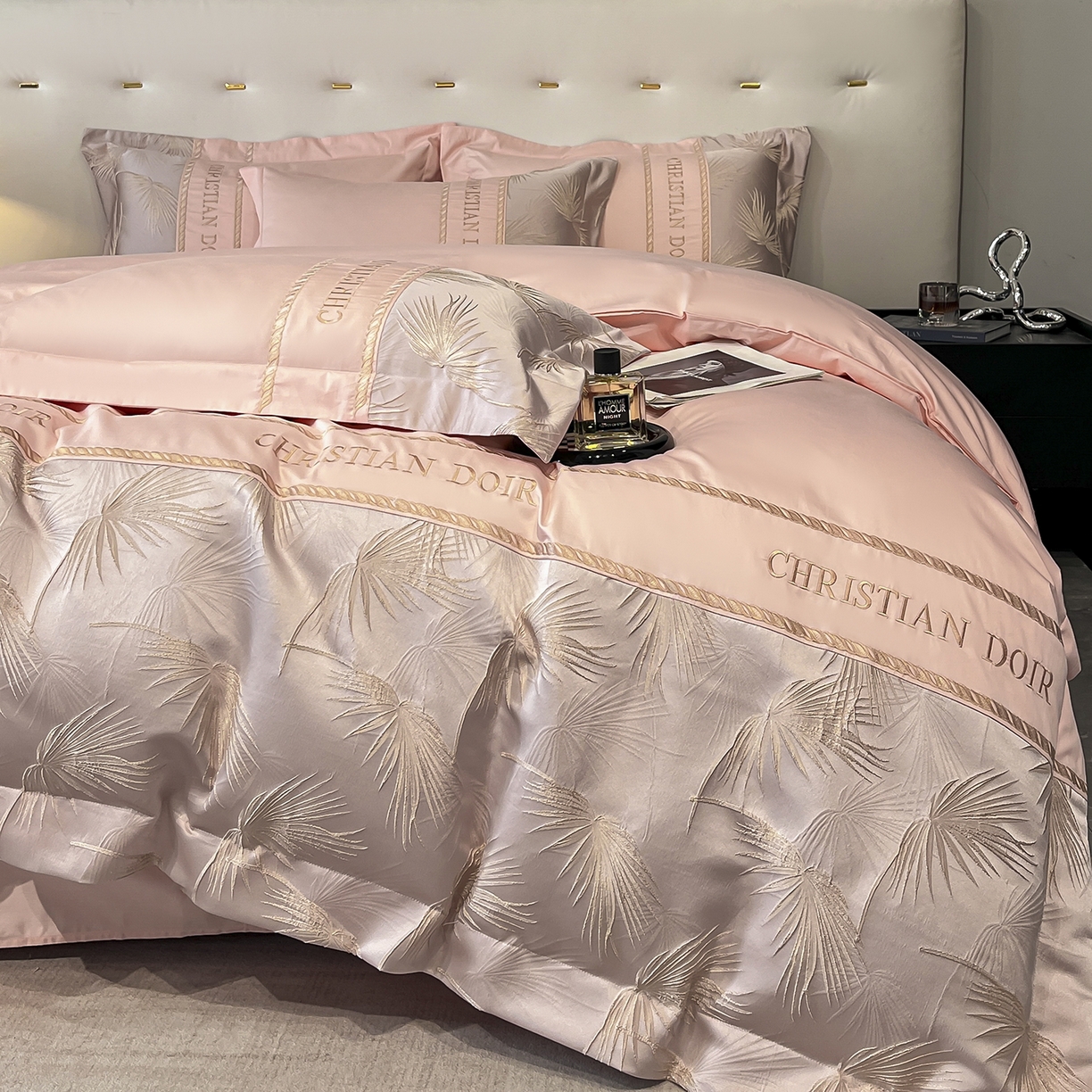 91家纺网 家纺一手货源 找家纺 置顶家纺 2025新款亲肤提花拼接刺绣四件套系列 颜予-玉粉