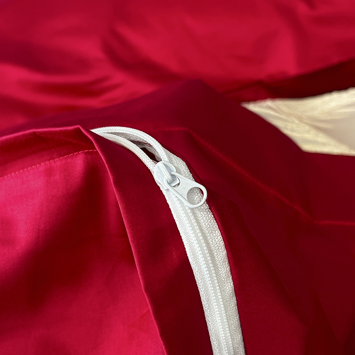 91家纺网 家纺一手货源 找家纺 置顶家纺 2025新款亲肤提花拼接刺绣四件套系列 璞云-大红