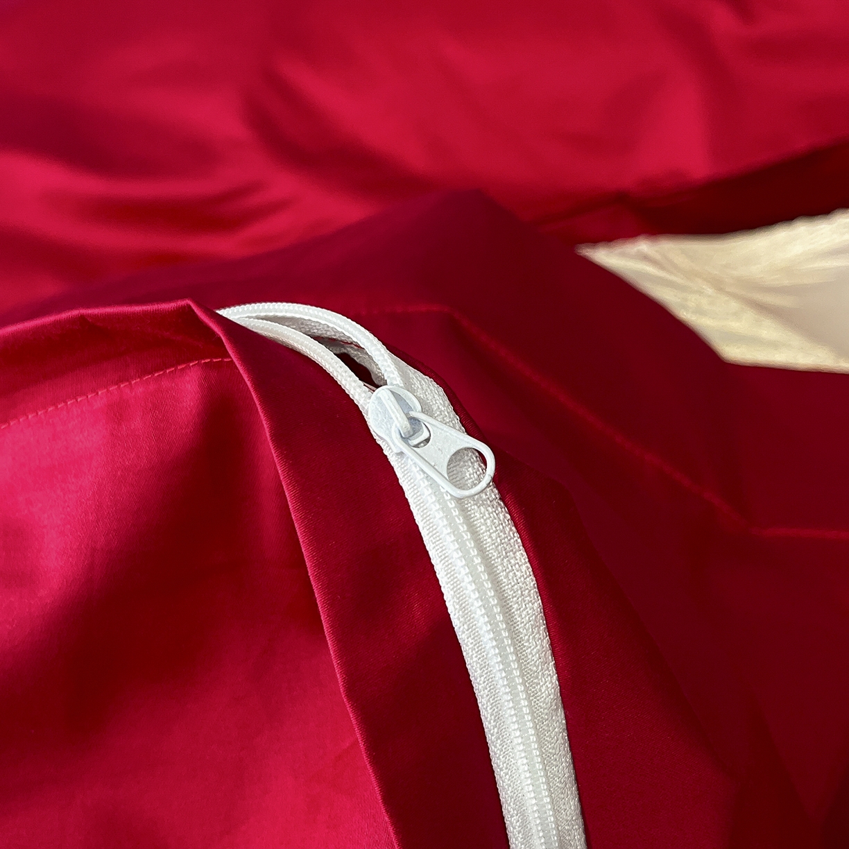 91家纺网 家纺一手货源 找家纺 置顶家纺 2025新款亲肤提花拼接刺绣四件套系列 颜予-大红