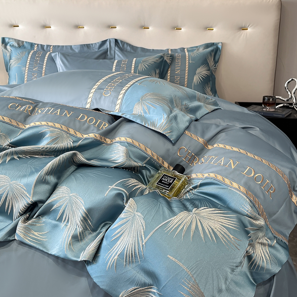 91家纺网 家纺一手货源 找家纺 置顶家纺 2025新款亲肤提花拼接刺绣四件套系列 颜予-宾利蓝