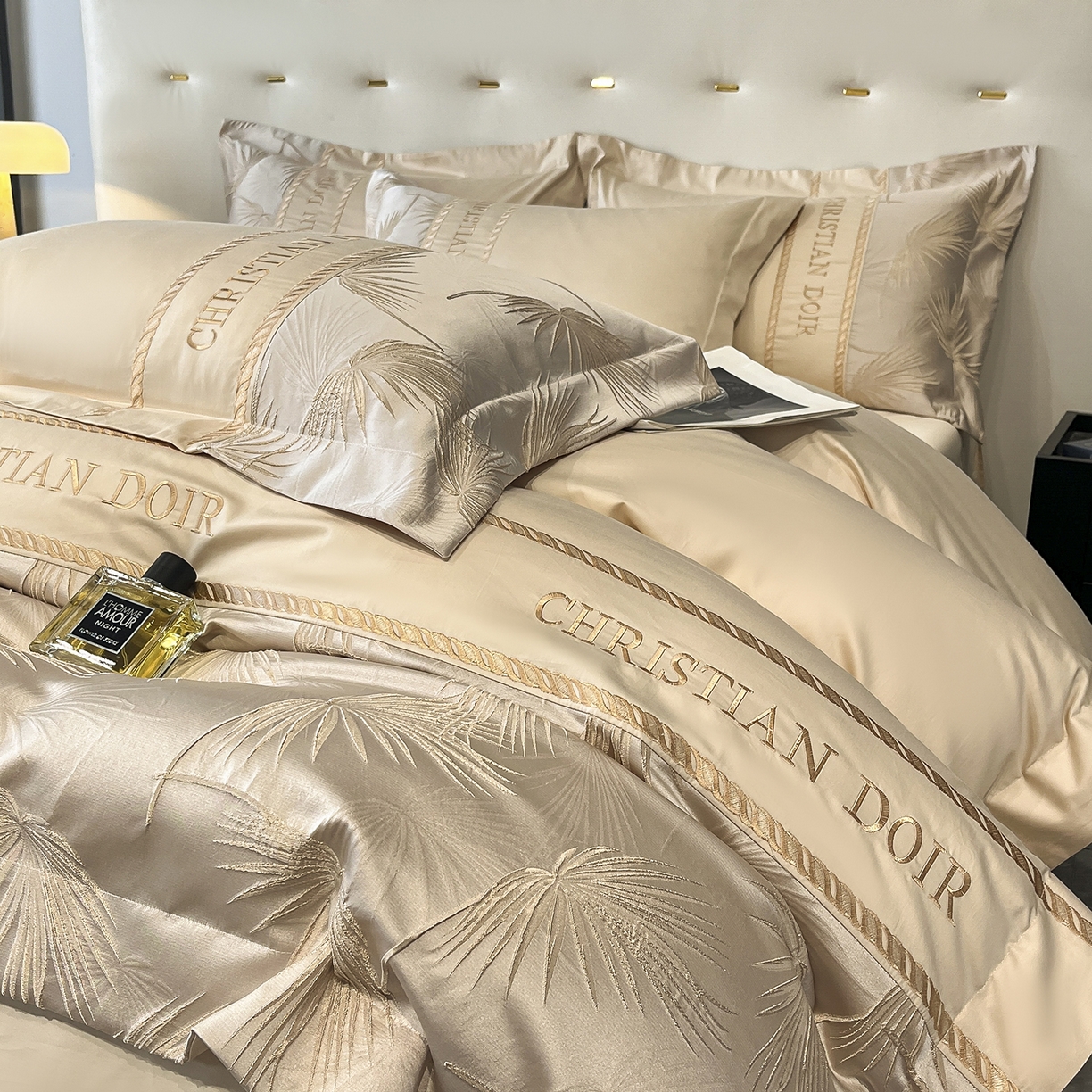 91家纺网 家纺一手货源 找家纺 置顶家纺 2025新款亲肤提花拼接刺绣四件套系列 颜予-浅香槟