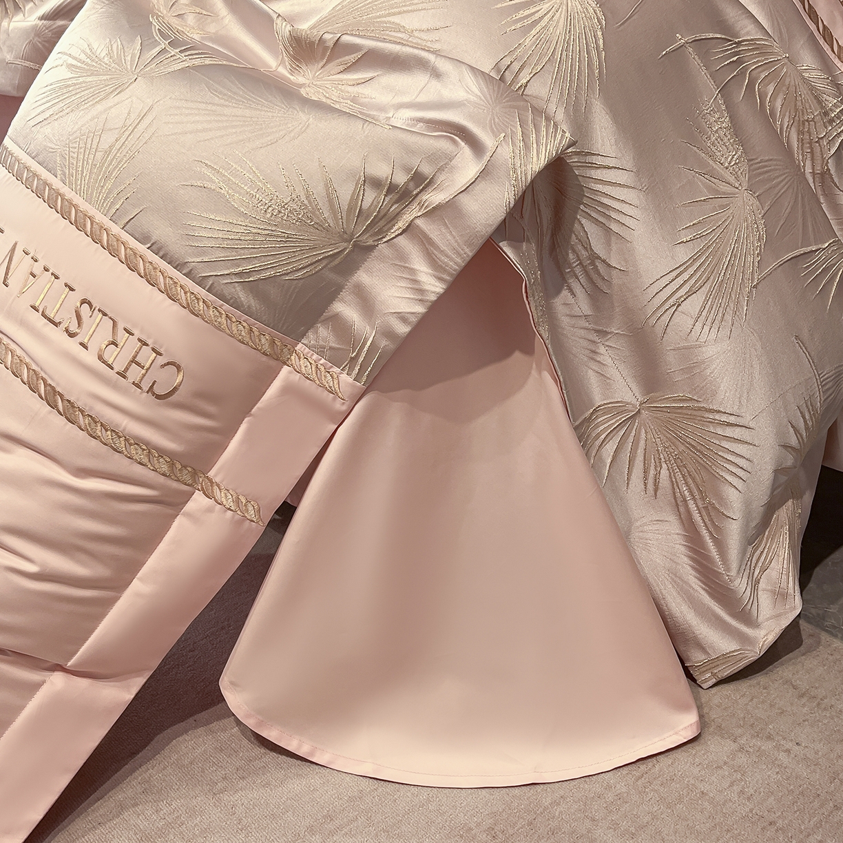 91家纺网 家纺一手货源 找家纺 置顶家纺 2025新款亲肤提花拼接刺绣四件套系列 颜予-玉粉