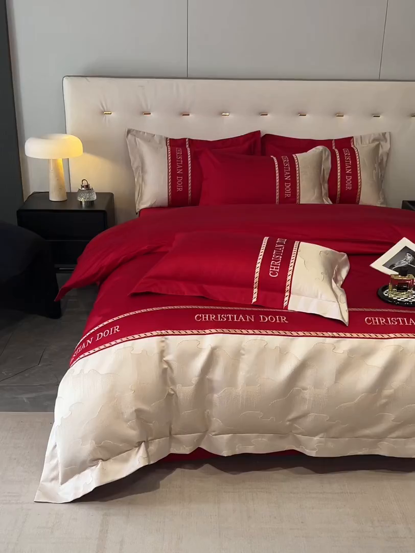 91家纺网 家纺一手货源 找家纺 置顶家纺 2025新款亲肤提花拼接刺绣四件套系列 璞云-大红