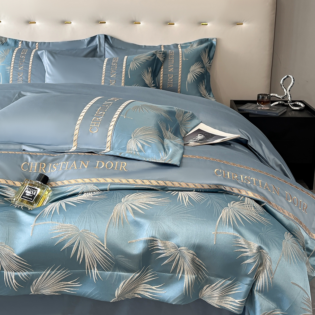 91家纺网 家纺一手货源 找家纺 置顶家纺 2025新款亲肤提花拼接刺绣四件套系列 颜予-宾利蓝