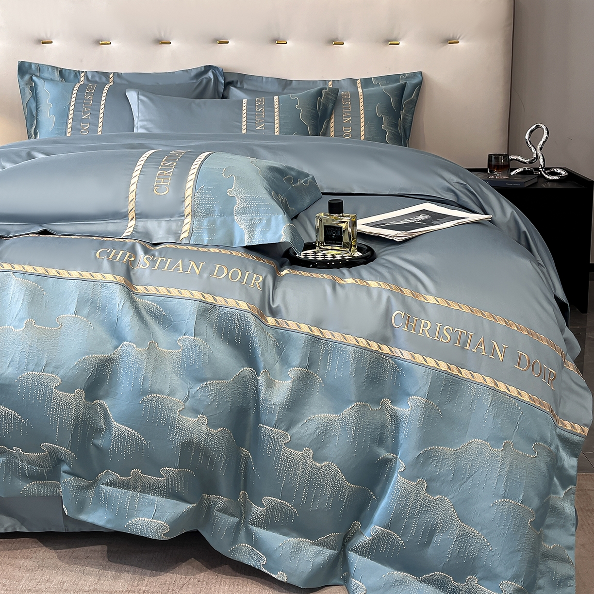 91家纺网 家纺一手货源 找家纺 置顶家纺 2025新款亲肤提花拼接刺绣四件套系列 璞云-宾利蓝