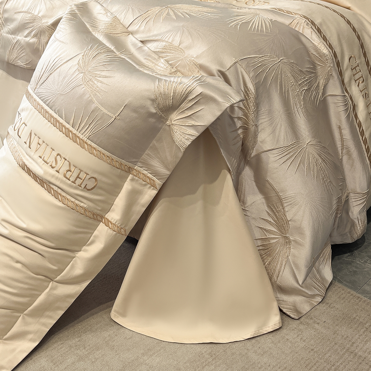 91家纺网 家纺一手货源 找家纺 置顶家纺 2025新款亲肤提花拼接刺绣四件套系列 颜予-浅香槟