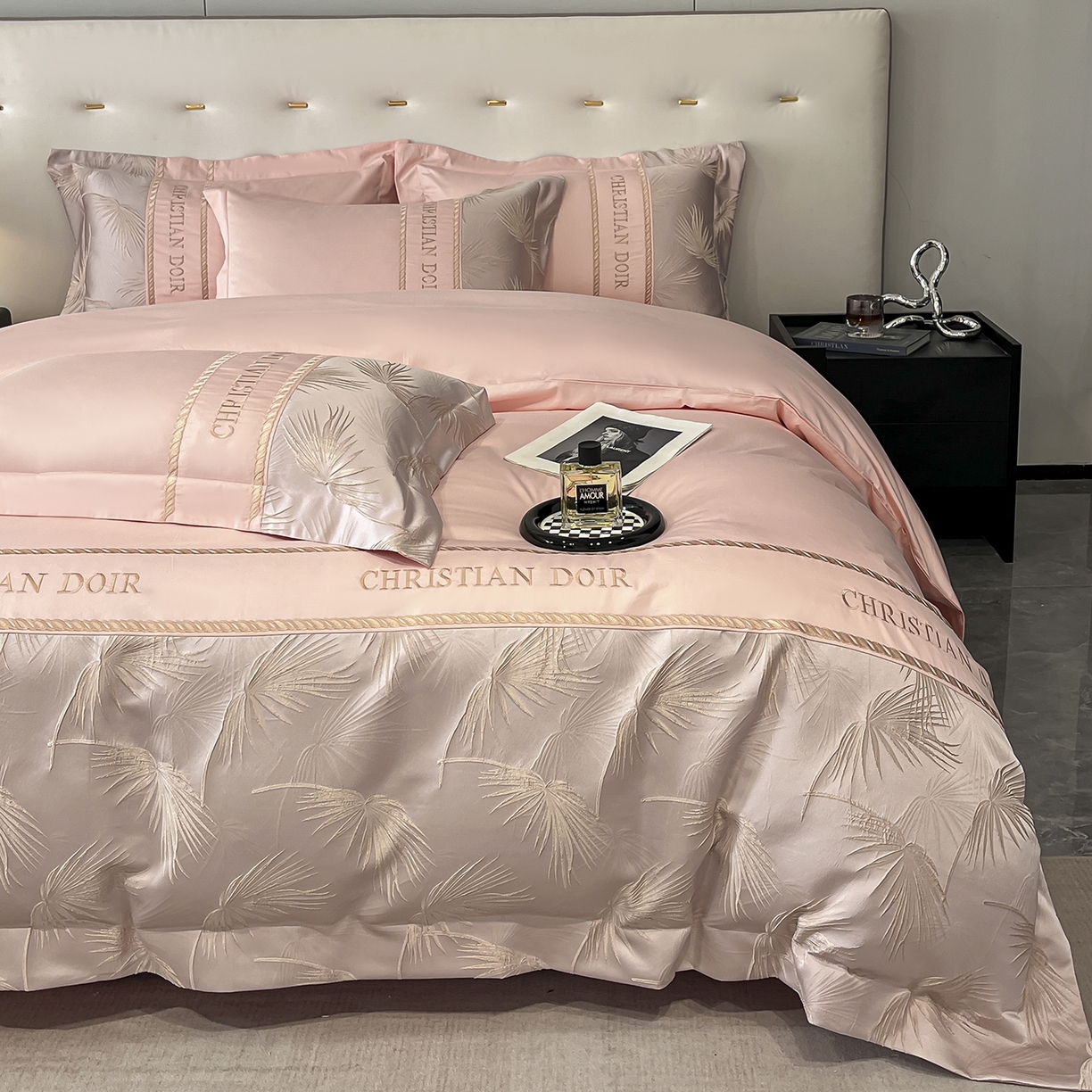 91家纺网 家纺一手货源 找家纺 置顶家纺 2025新款亲肤提花拼接刺绣四件套系列 颜予-玉粉