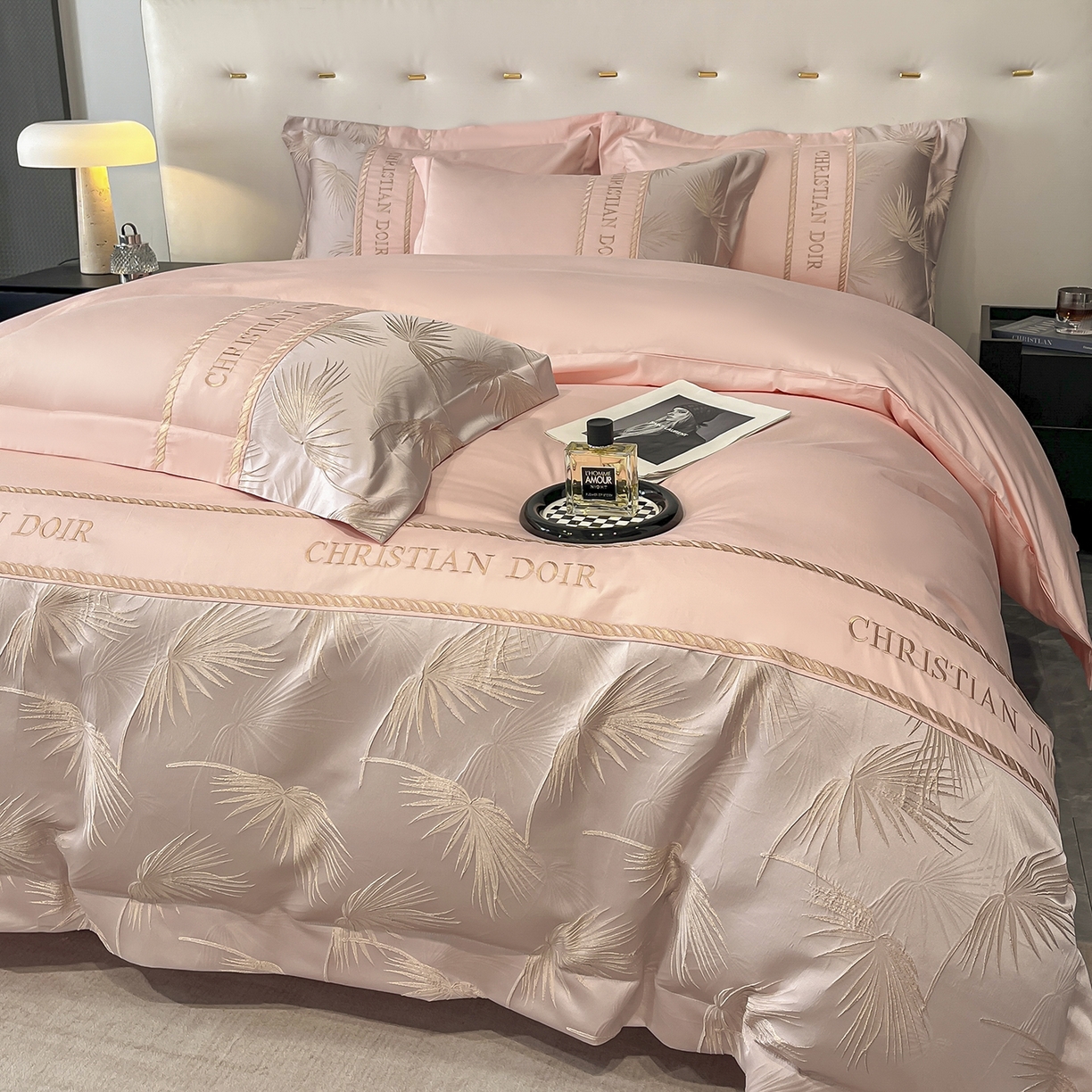 91家纺网 家纺一手货源 找家纺 置顶家纺 2025新款亲肤提花拼接刺绣四件套系列 颜予-玉粉