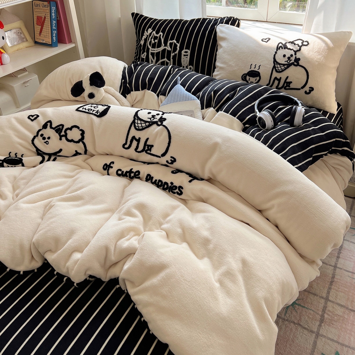 91家纺网 家纺一手货源 找家纺 桃喜 2025新款牛奶绒线条系列四件套  【会员-5】 黑白小狗