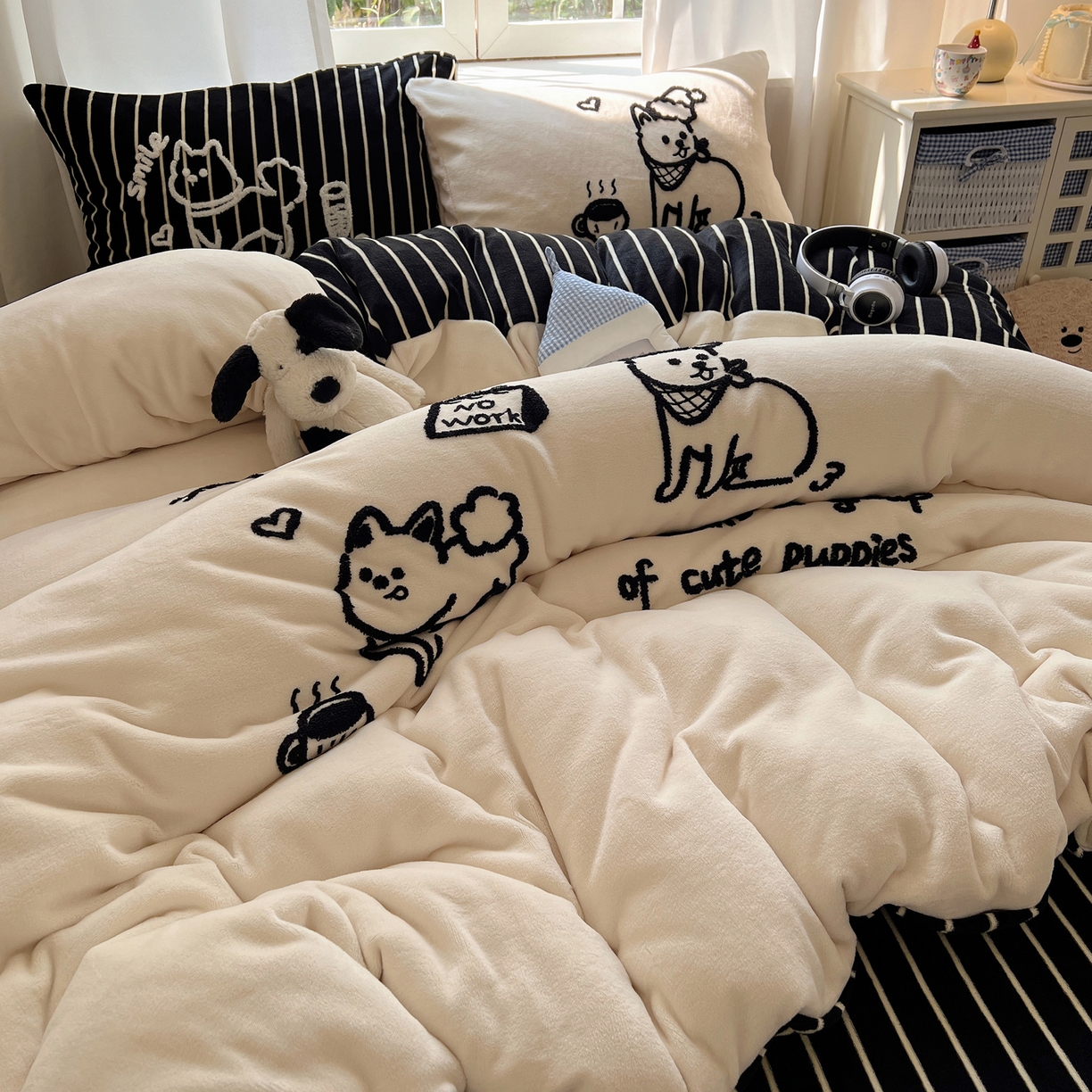 91家纺网 家纺一手货源 找家纺 桃喜 2025新款牛奶绒线条系列四件套  【会员-5】 黑白小狗