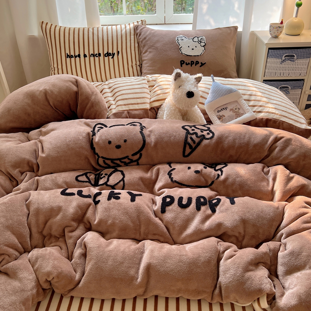 91家纺网 家纺一手货源 找家纺 桃喜 2025新款牛奶绒线条系列四件套  【会员-5】 咖色线条狗勾