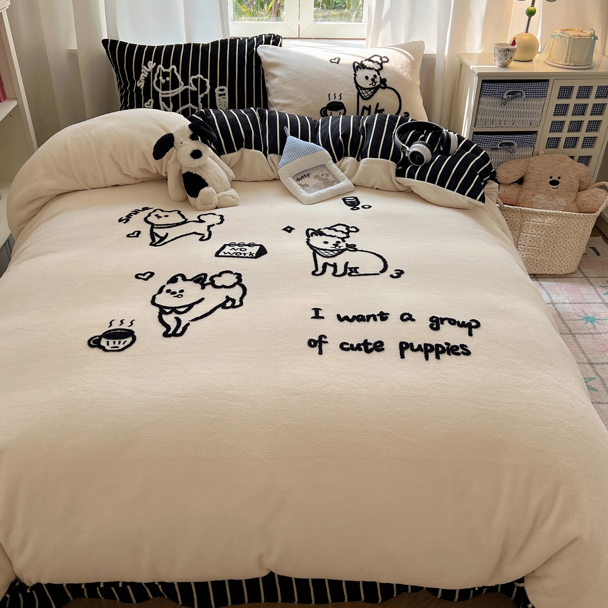 91家纺网 家纺一手货源 找家纺 桃喜 2025新款牛奶绒线条系列四件套  【会员-5】 黑白小狗