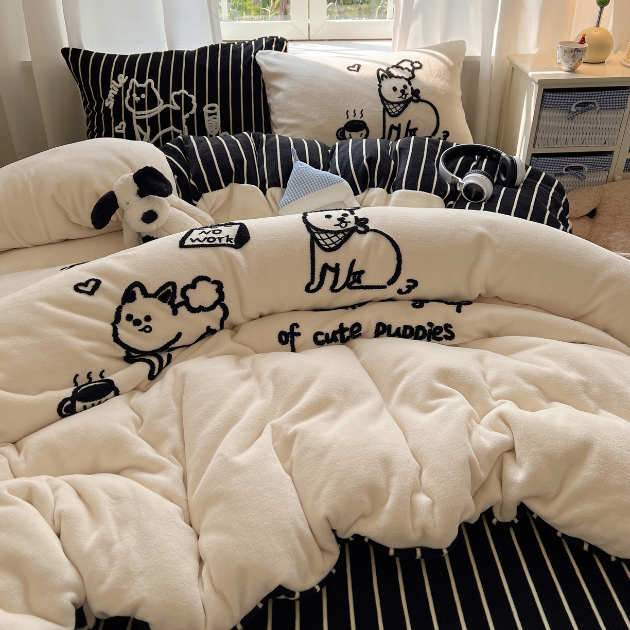 91家纺网 家纺一手货源 找家纺 桃喜 2025新款牛奶绒线条系列四件套  【会员-5】 黑白小狗