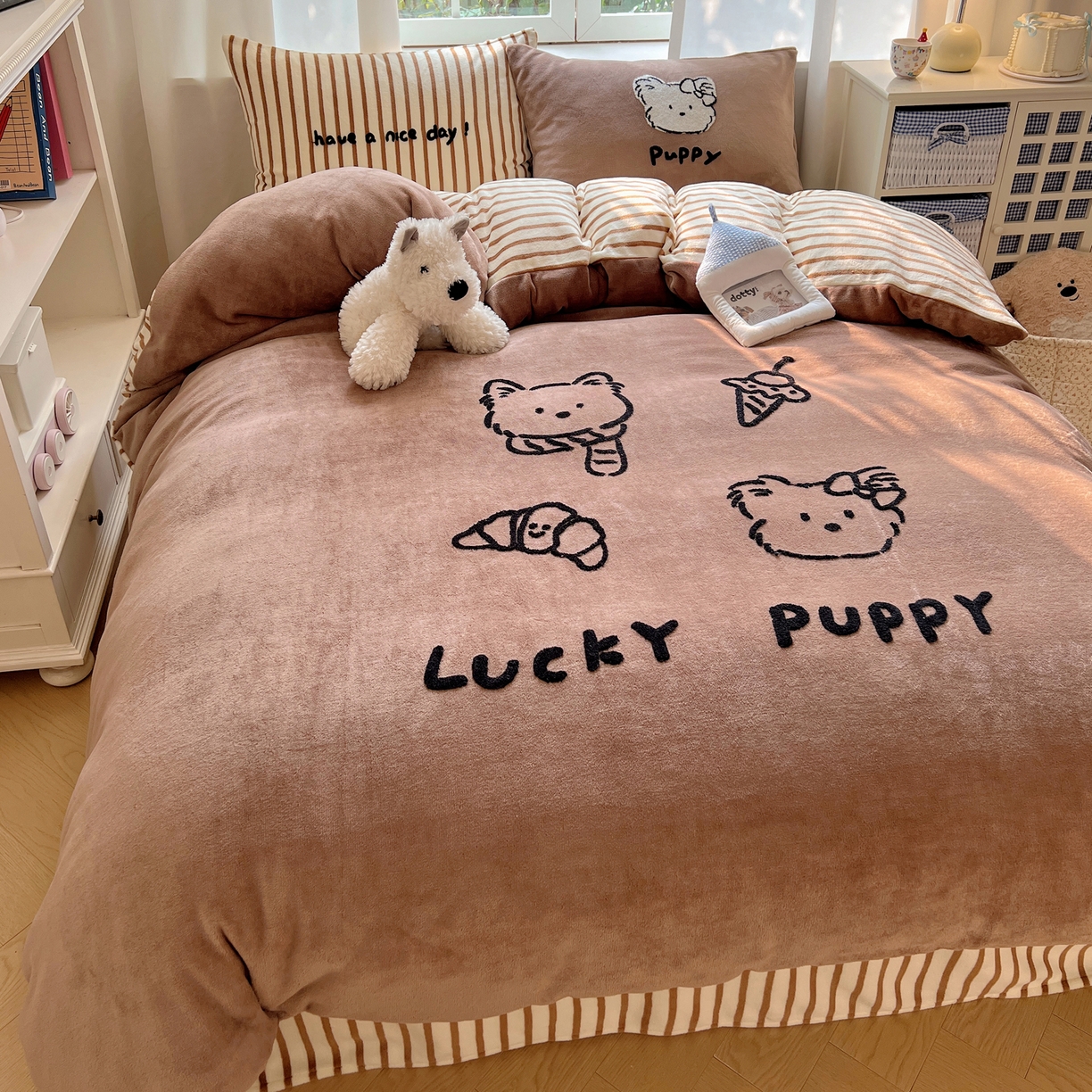 91家纺网 家纺一手货源 找家纺 桃喜 2025新款牛奶绒线条系列四件套  【会员-5】 咖色线条狗勾