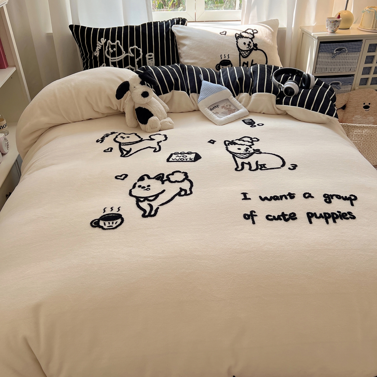 91家纺网 家纺一手货源 找家纺 桃喜 2025新款牛奶绒线条系列四件套  【会员-5】 黑白小狗