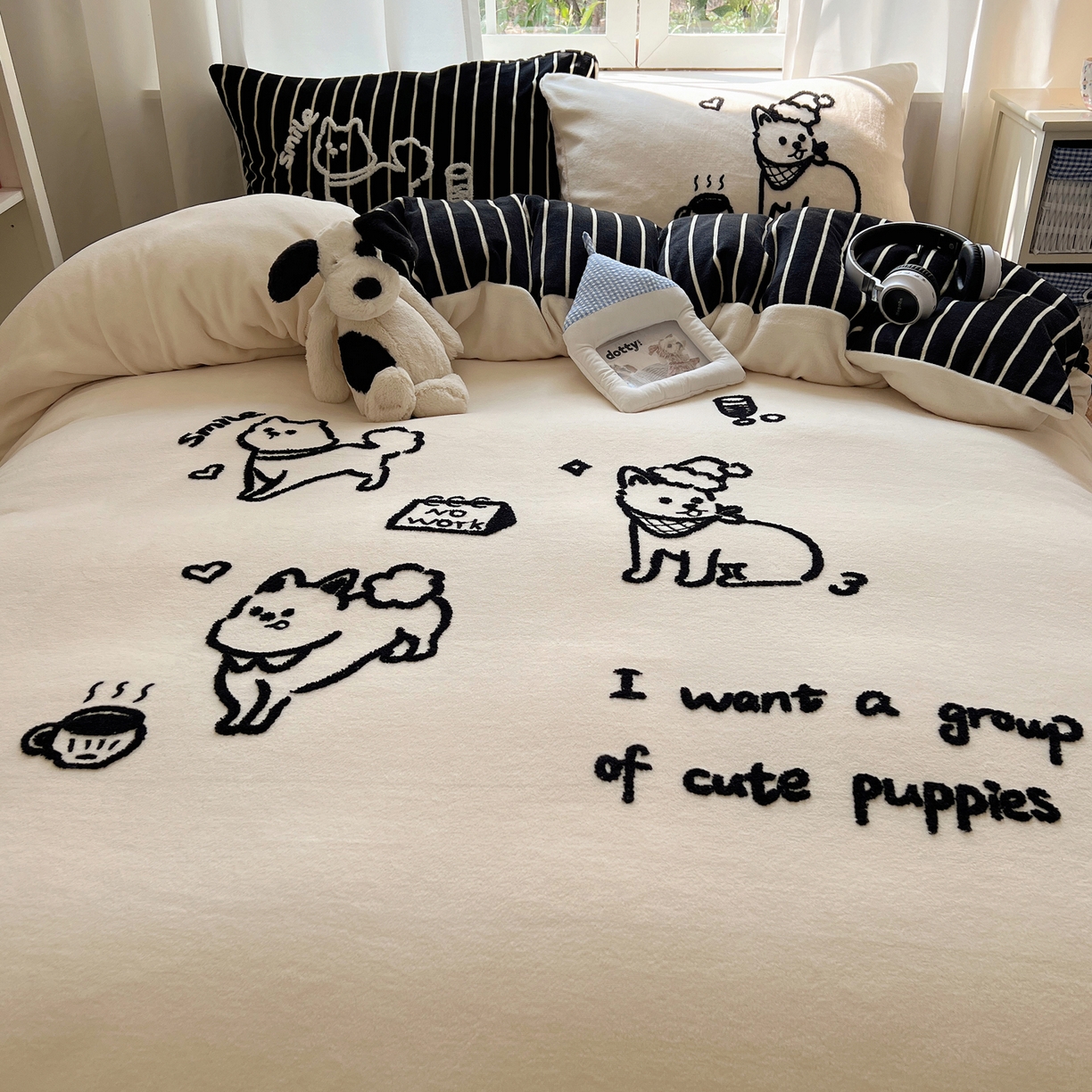 91家纺网 家纺一手货源 找家纺 桃喜 2025新款牛奶绒线条系列四件套  【会员-5】 黑白小狗