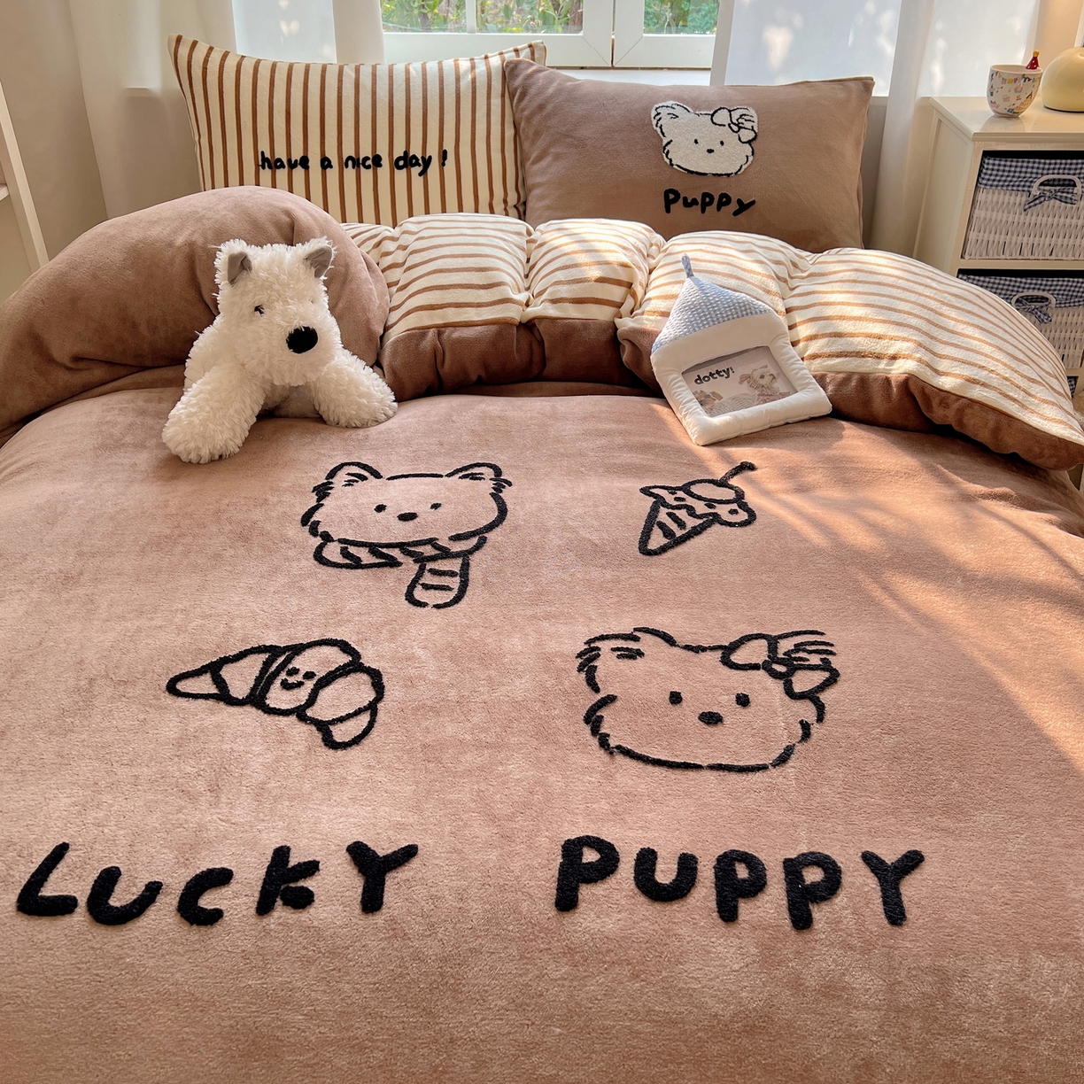 91家纺网 家纺一手货源 找家纺 桃喜 2025新款牛奶绒线条系列四件套  【会员-5】 咖色线条狗勾