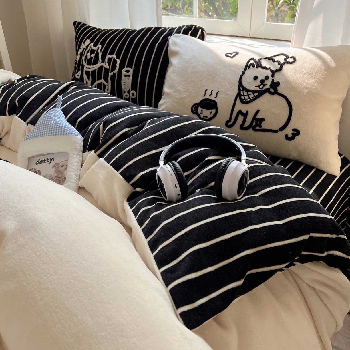 91家纺网 家纺一手货源 找家纺 桃喜 2025新款牛奶绒线条系列四件套  【会员-5】 黑白小狗