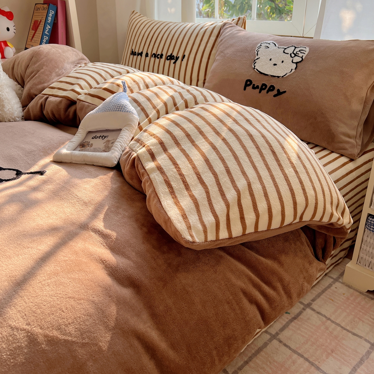 91家纺网 家纺一手货源 找家纺 桃喜 2025新款牛奶绒线条系列四件套  【会员-5】 咖色线条狗勾