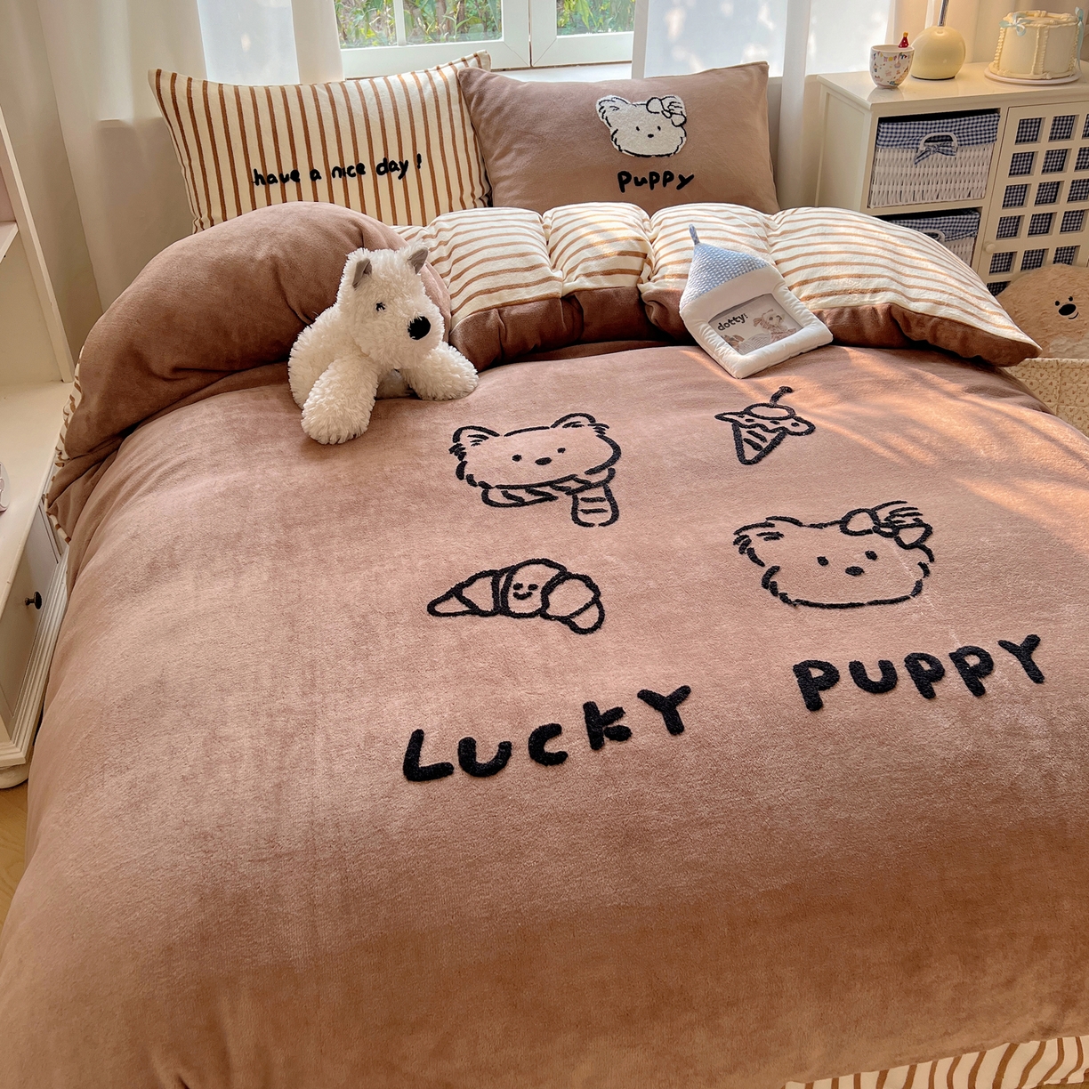 91家纺网 家纺一手货源 找家纺 桃喜 2025新款牛奶绒线条系列四件套  【会员-5】 咖色线条狗勾