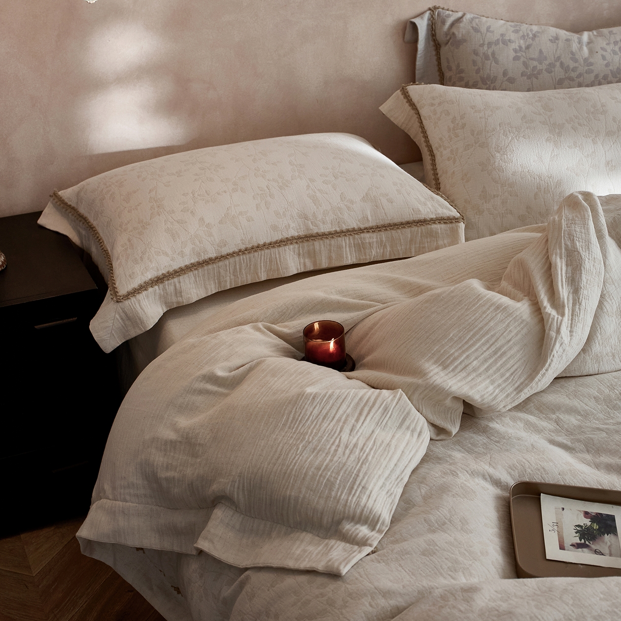 91家纺网 家纺一手货源 找家纺 涞澳家纺 2025新款棉麻皱皱纱四件套 叶蝶共舞-本色