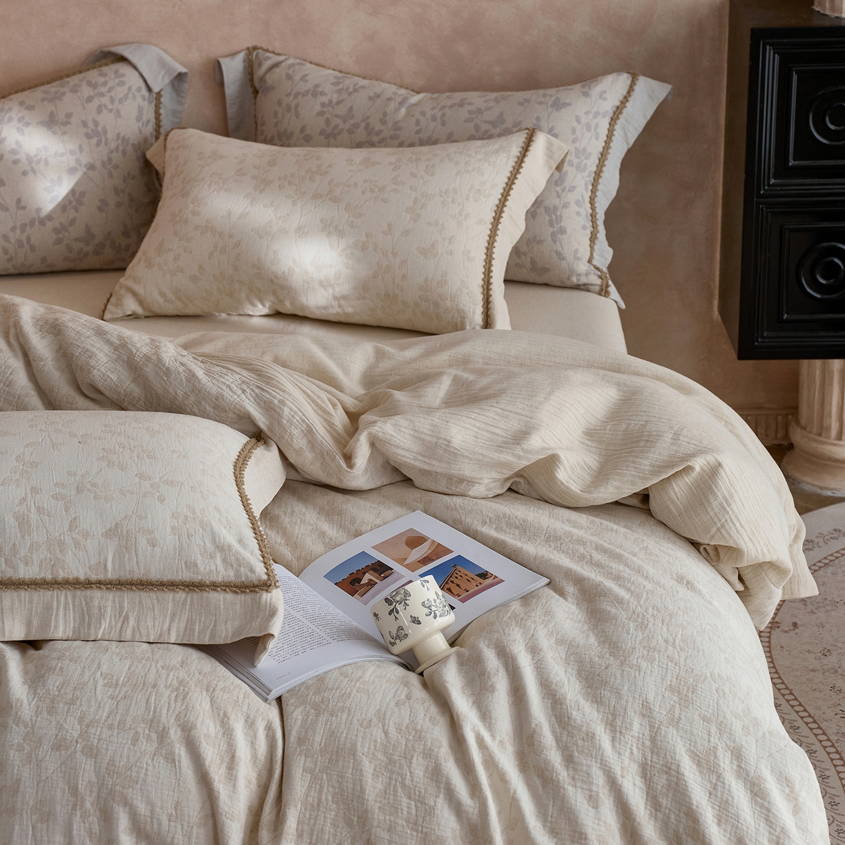 91家纺网 家纺一手货源 找家纺 涞澳家纺 2025新款棉麻皱皱纱四件套 叶蝶共舞-本色