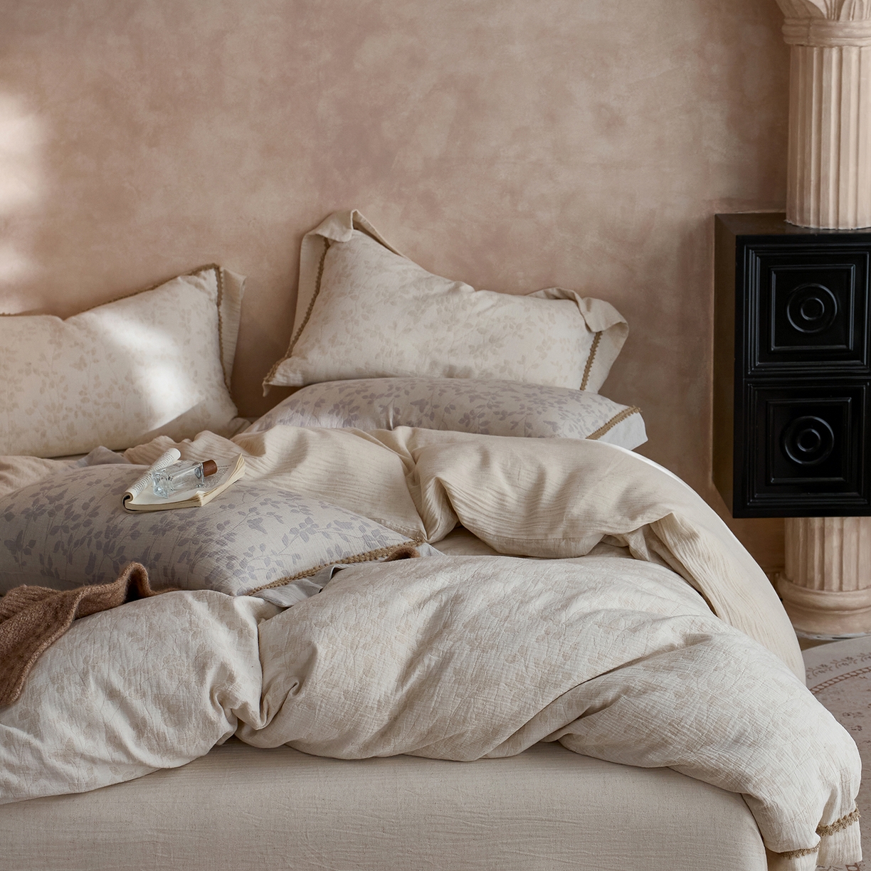 91家纺网 家纺一手货源 找家纺 涞澳家纺 2025新款棉麻皱皱纱四件套 叶蝶共舞-本色