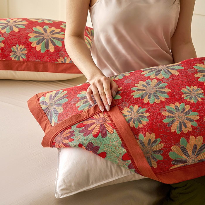 91家纺网 家纺一手货源 找家纺 棠薇家纺 2025新款全棉枕巾夹棉枕巾枕头盖巾彩纱三层纱枕巾 陌上花开红枕巾