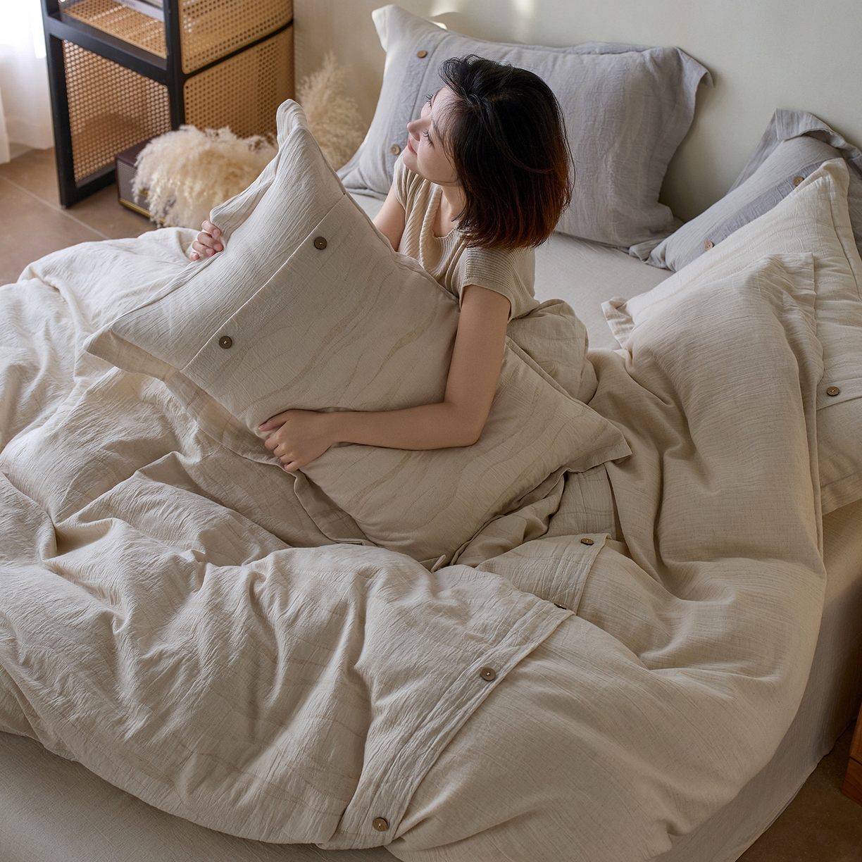 91家纺网 家纺一手货源 找家纺 涞澳家纺 2025新款棉麻皱皱纱四件套 萨尔斯-白