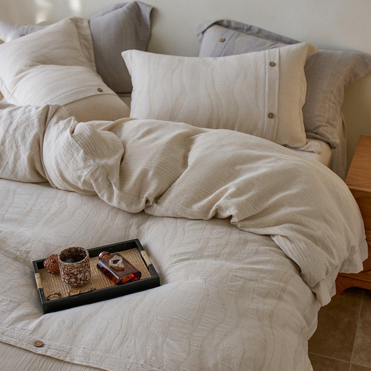 91家纺网 家纺一手货源 找家纺 涞澳家纺 2025新款棉麻皱皱纱四件套 萨尔斯-白